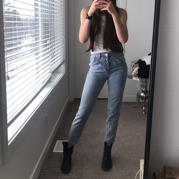 High rise butt fly cropped jeans. - Picture 3 of 9